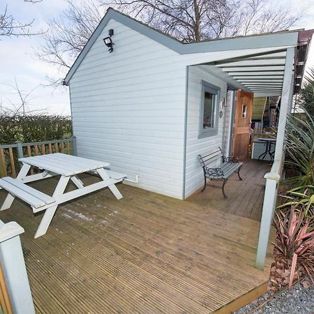 DriffieldSeaways Glamping, Cedarアパートメント エクステリア 写真